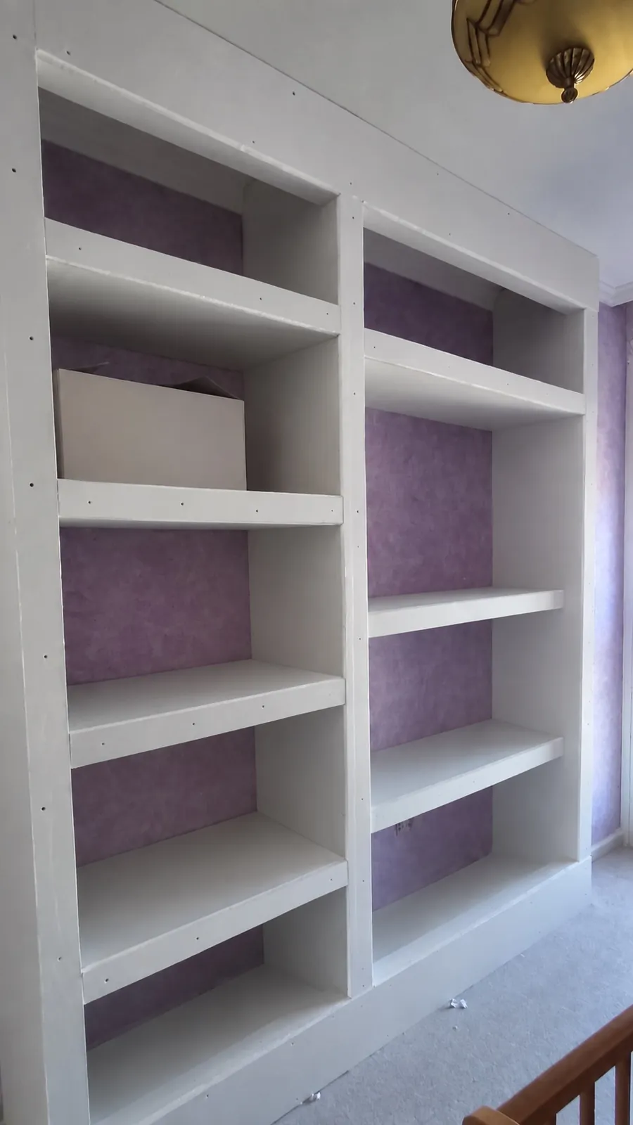 Estantería de pladur de suelo a techo en una vivienda del Sarchal, Ceuta