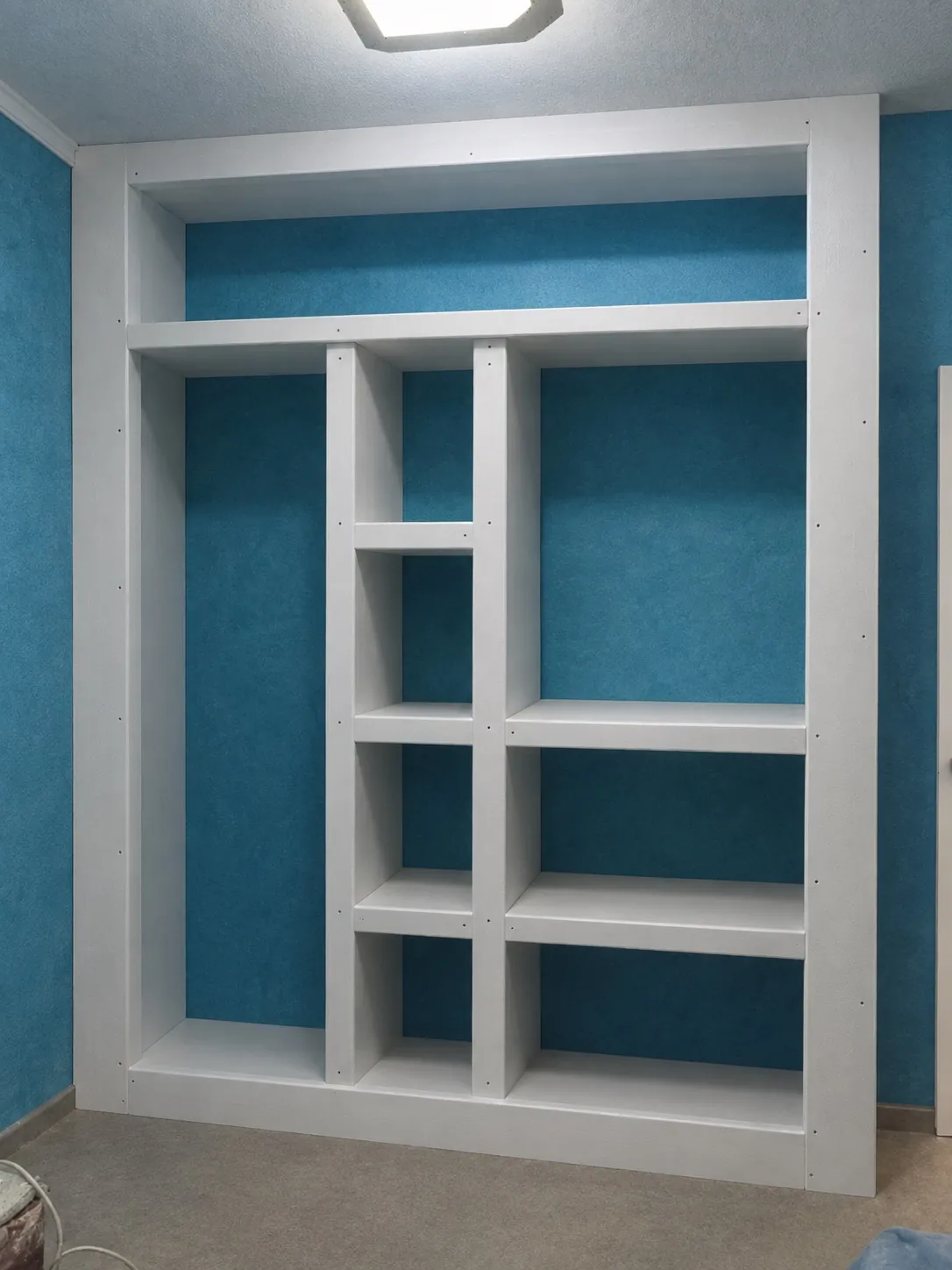 Librería de pladur a medida empotrada en una vivienda de Juan Carlos I, Ceuta