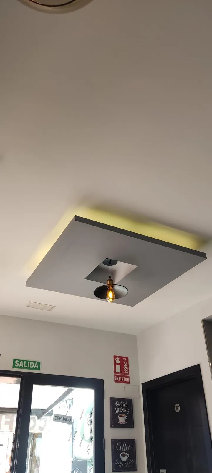 Techo continuo con tira LED perimetral en un local reformado en Ceuta